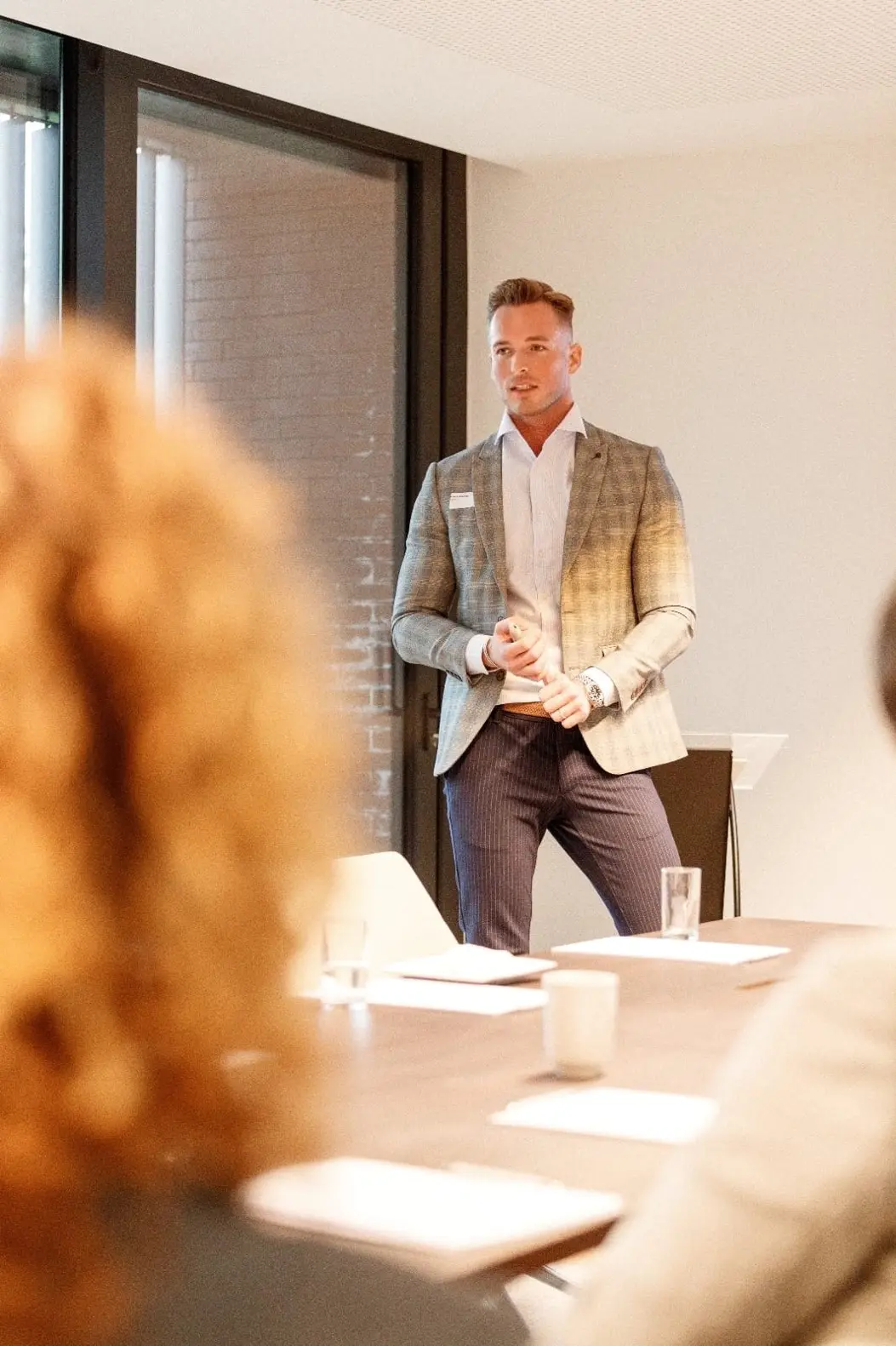 Een collega die een voorstel bespreekt aan een vergadertafel